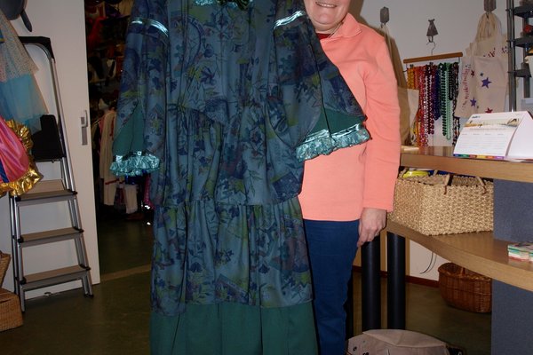 2022-03-Tjaltje met jurk in Dickensstijl Verkleedkoffer Oosterwolde Eigenmakke.jpg